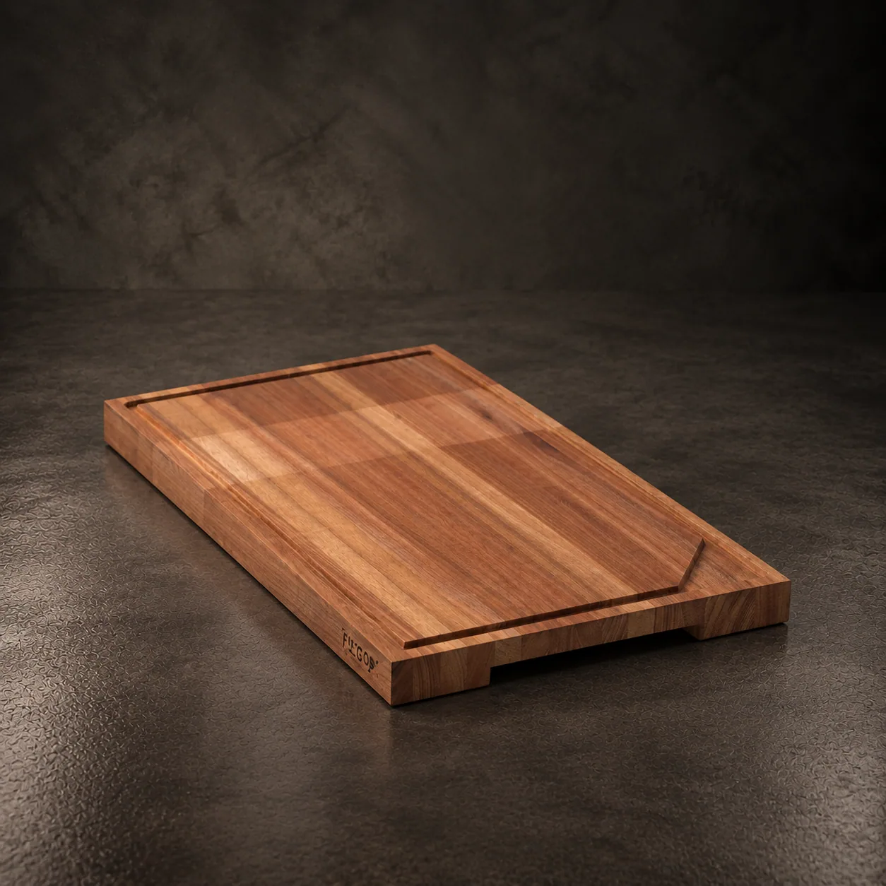 The Malargüe cutting board with its juice groove, on dark stone