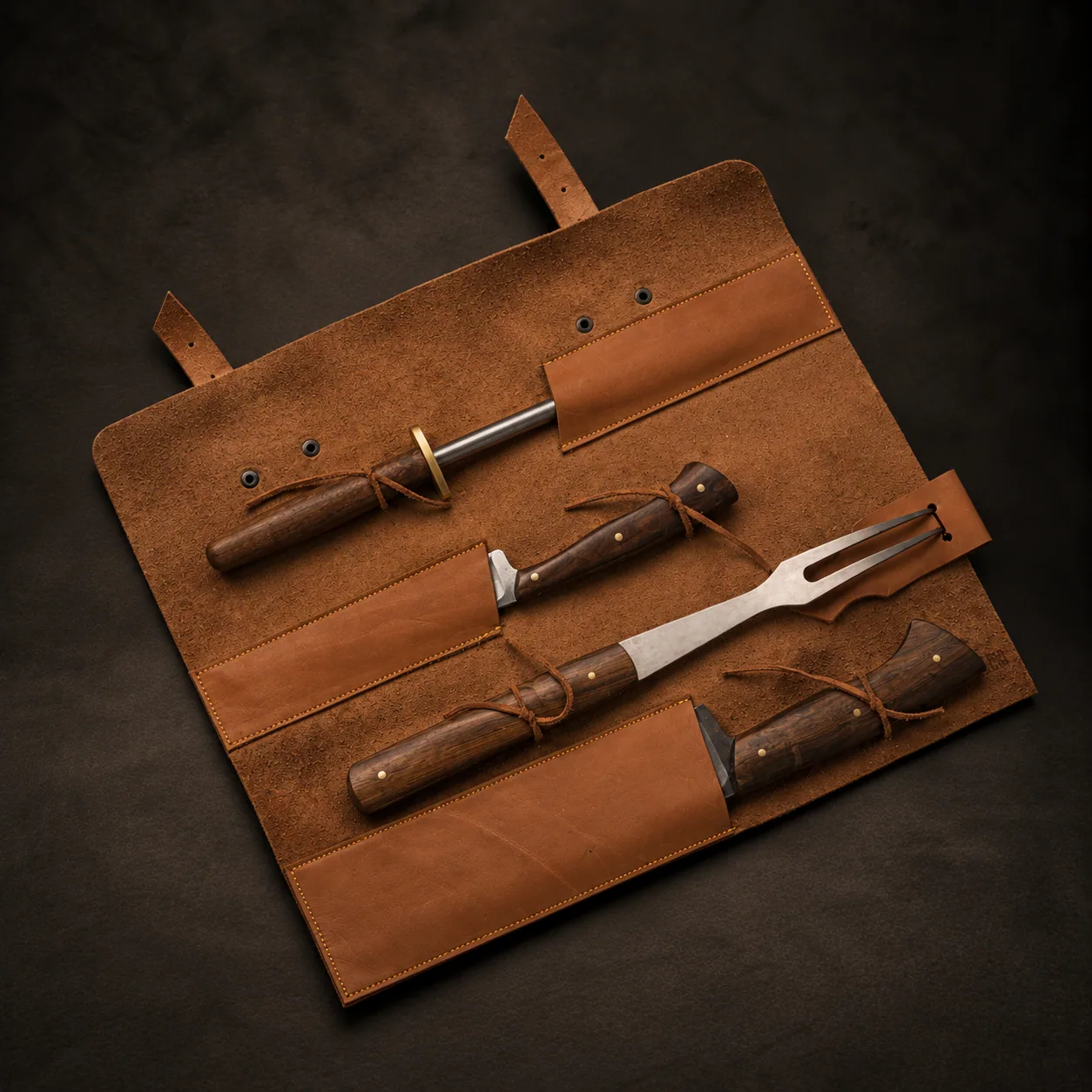 The four pieces of the Kit Chaman 4P in their leather roll, on dark stone