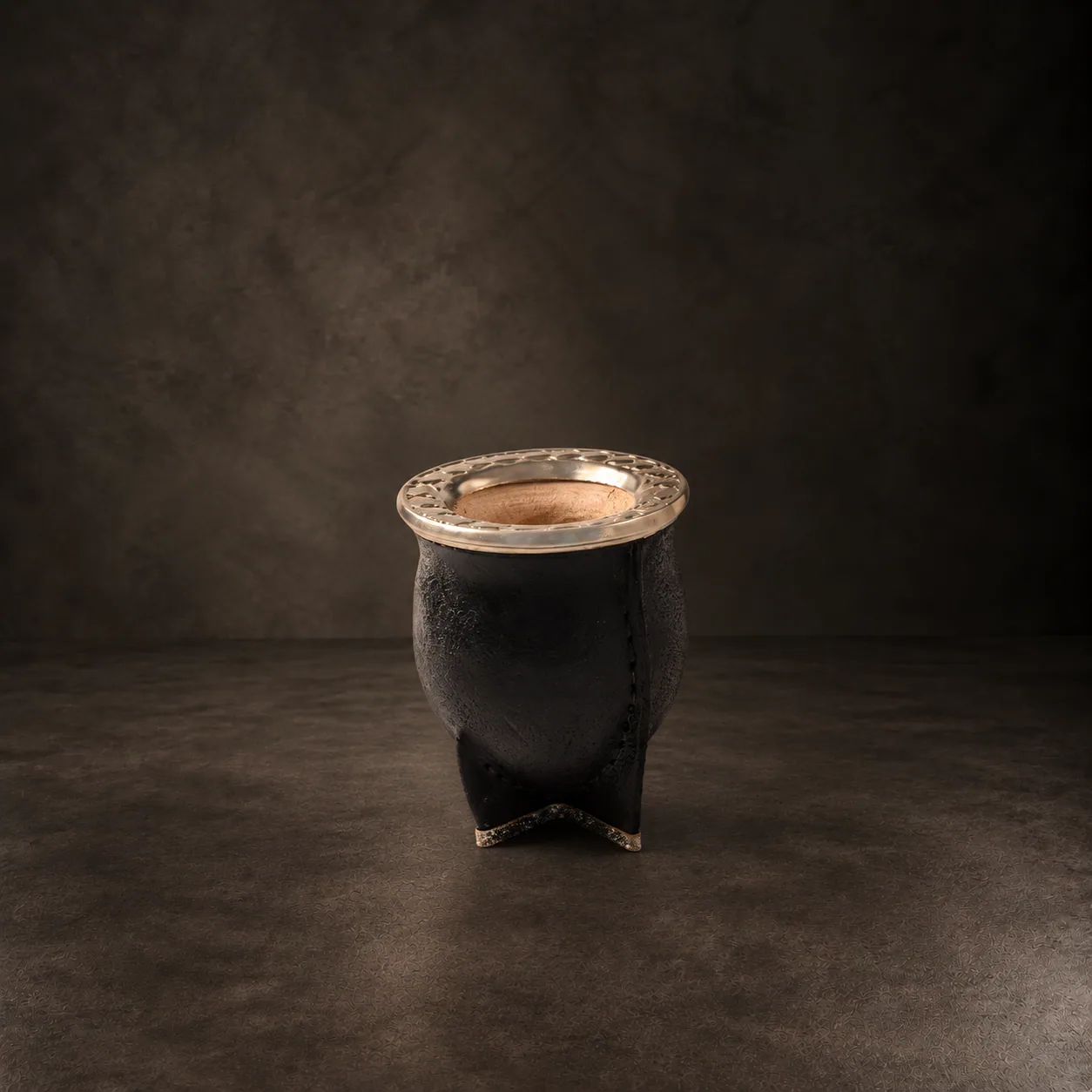 The Camionero mate, on dark stone