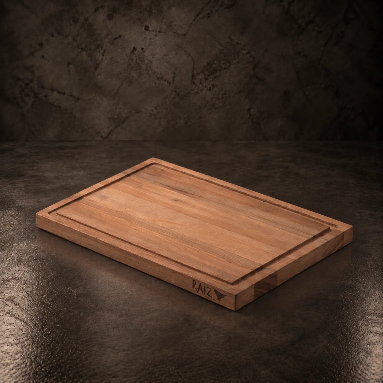 The larger Tunuyán grill plate with its juice groove, on dark stone